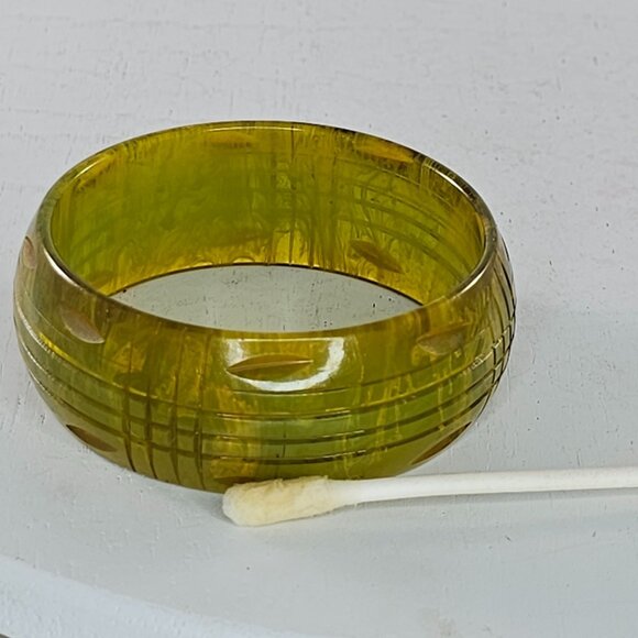 Vintage Bakelite Apple Juice Carved Bracelet Bangle Small Size - Picture 4 of 16